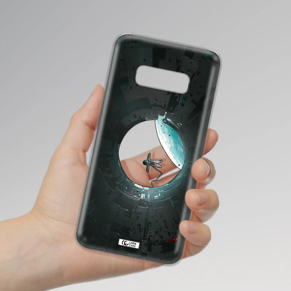 a astronaut in a space station Samsung S10e Clear TPU Case